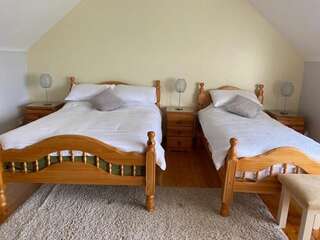 Отели типа «постель и завтрак» Sleadrin View B&B Ballymagan Cемейный номер с собственной ванной комнатой-2